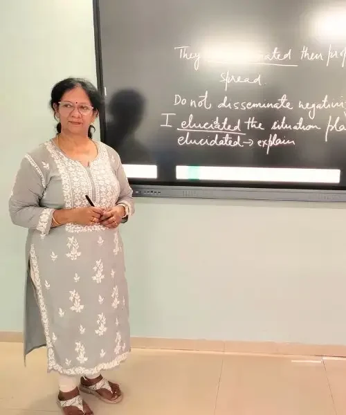 Prof. Sonia Nair during a lecture for NDA Coaching In Pune